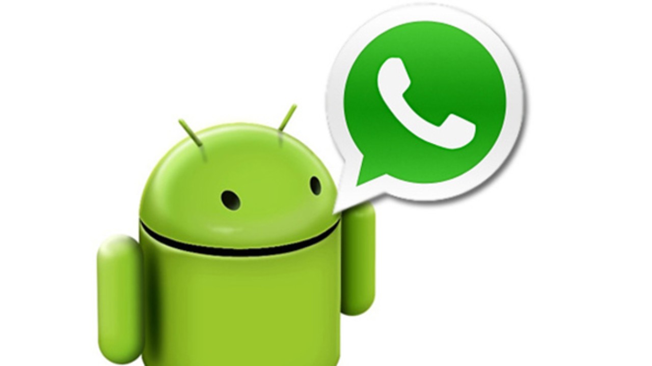 Un robot vicino al logo di Whatsapp