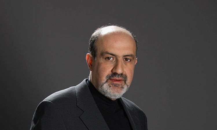 Il saggista Nassim Taleb in posa per una fotografia