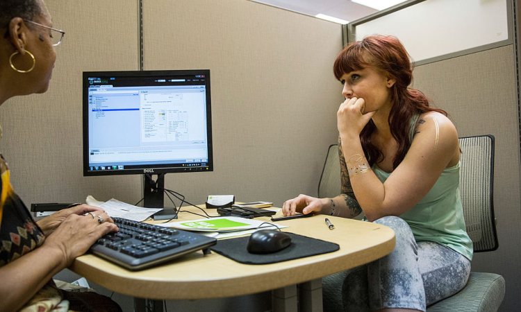 Una donna mentre parla con una ragioniera