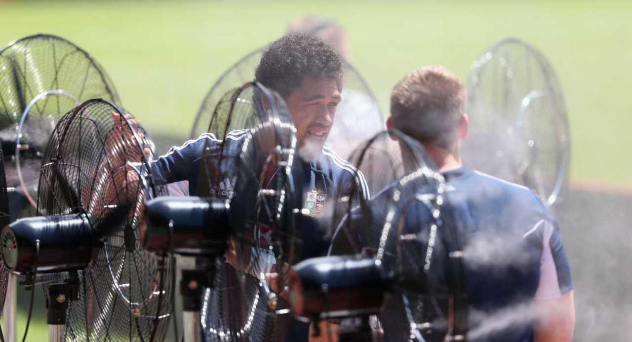 Toby Faletau si rinfresca all'Aberdeen sports ground