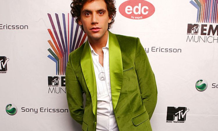 Mika si mostra con una giacca verde