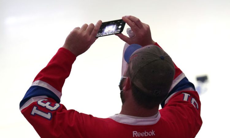 Un appassionato di NHL fa una foto dentro lo stadio del Montreal