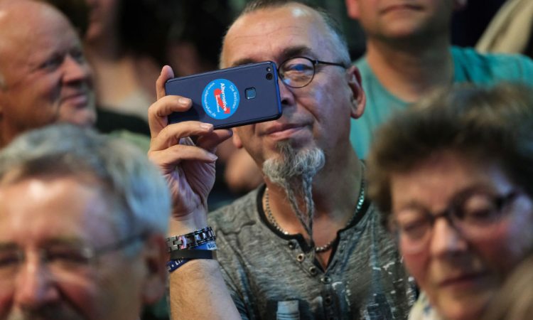 Un uomo mentre guarda il display del suo smartphone