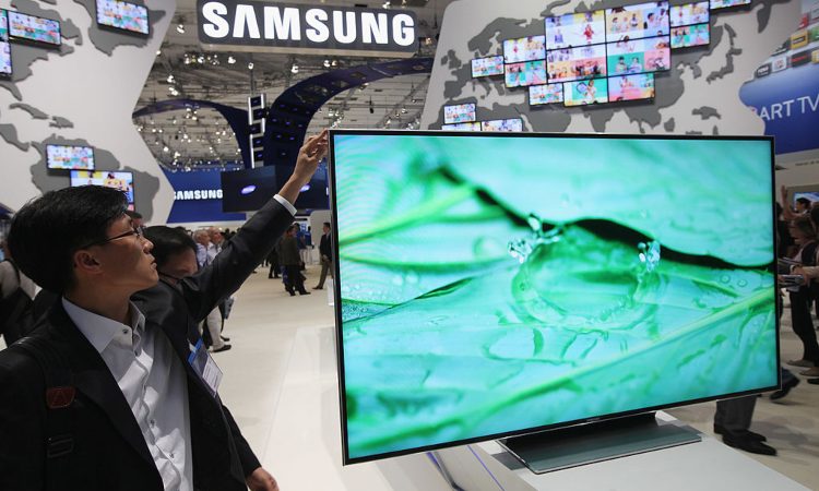 Una smart tv della Samsung con schermata azzurrina