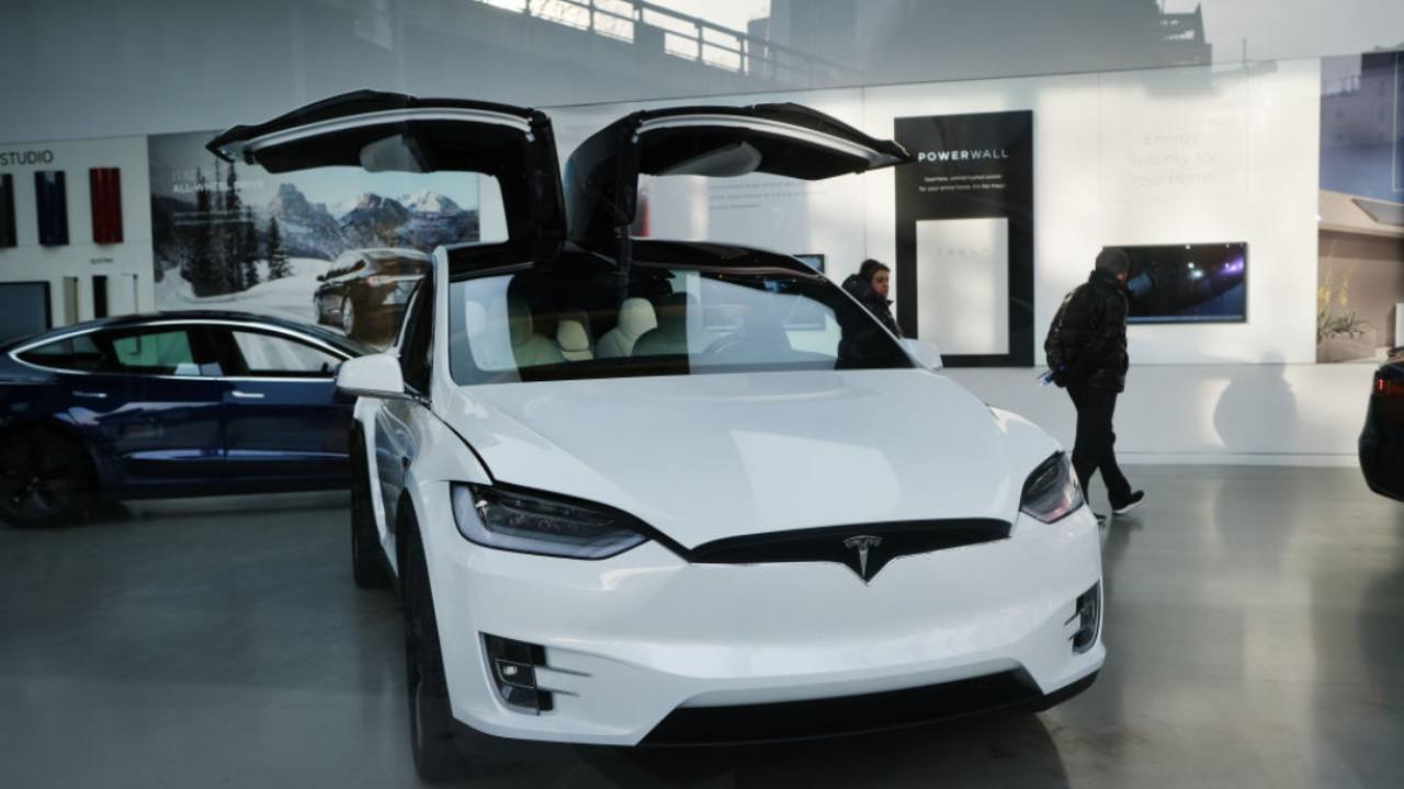 Un'auto bianca della Tesla in vendita