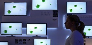 Alcune smart tv esposte dentro a un negozio