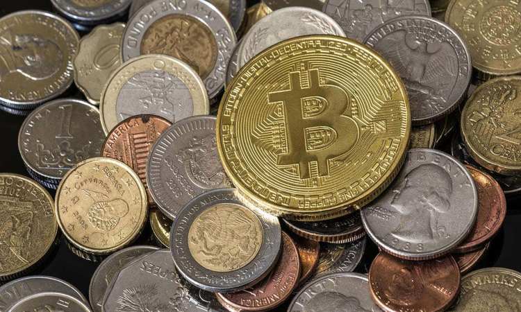 Una moneta dei Bitcoin spicca fra altre