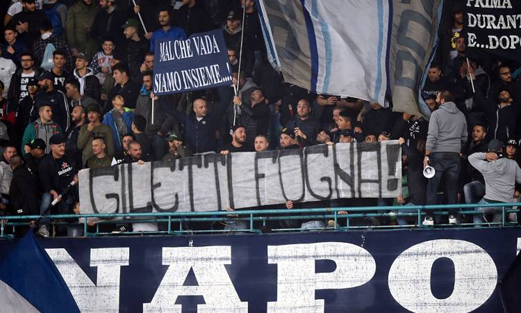 Una fotografia di uno striscione dei tifosi del Napoli