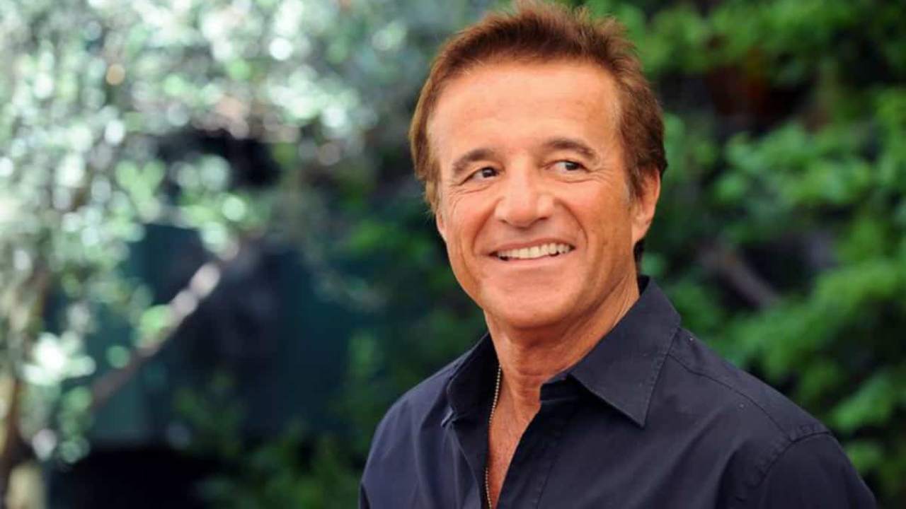 Christian de sica sorride