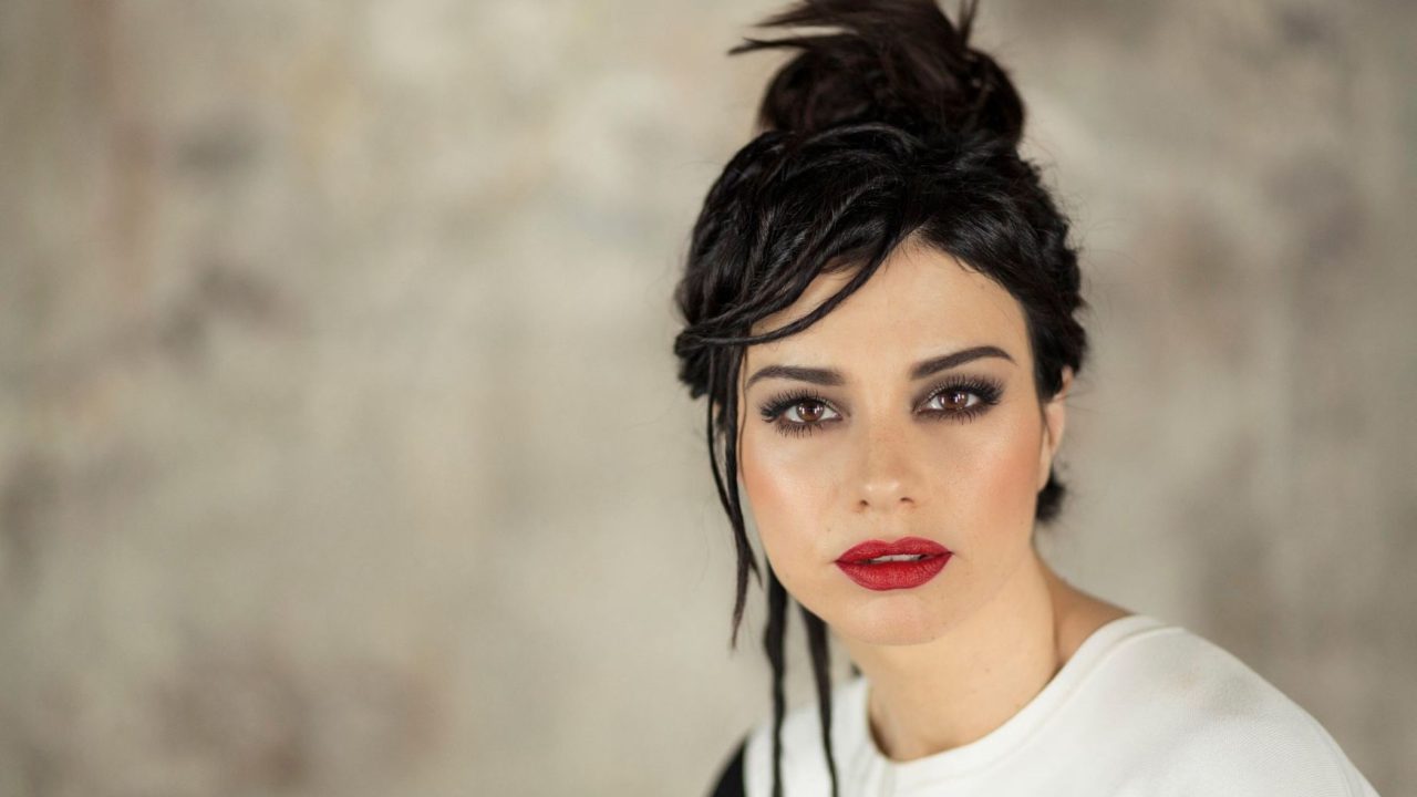 Dolcenera capelli alzati