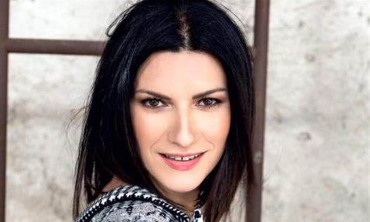 Laura Pausini sorride 