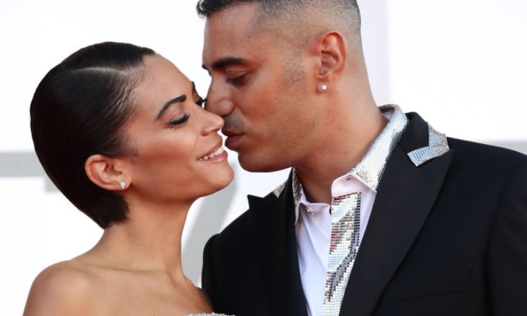 Elodie e Marracash immortalati mentre tentano di darsi un bacio