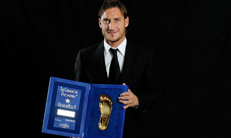 Francesco Totti e il suo premio del 'Golden foot awards'