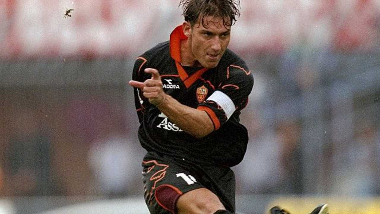 Totti mentre effettua un tiro durante Piacenza - A.s. Roma