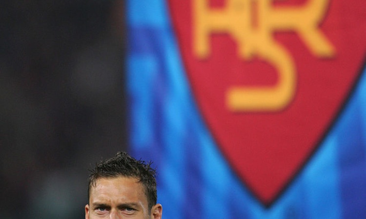 Totti sotto il simbolo dell'A.S.Roma