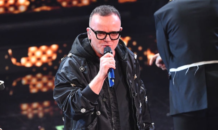 Gigi D'Alessio con un microfono in mano