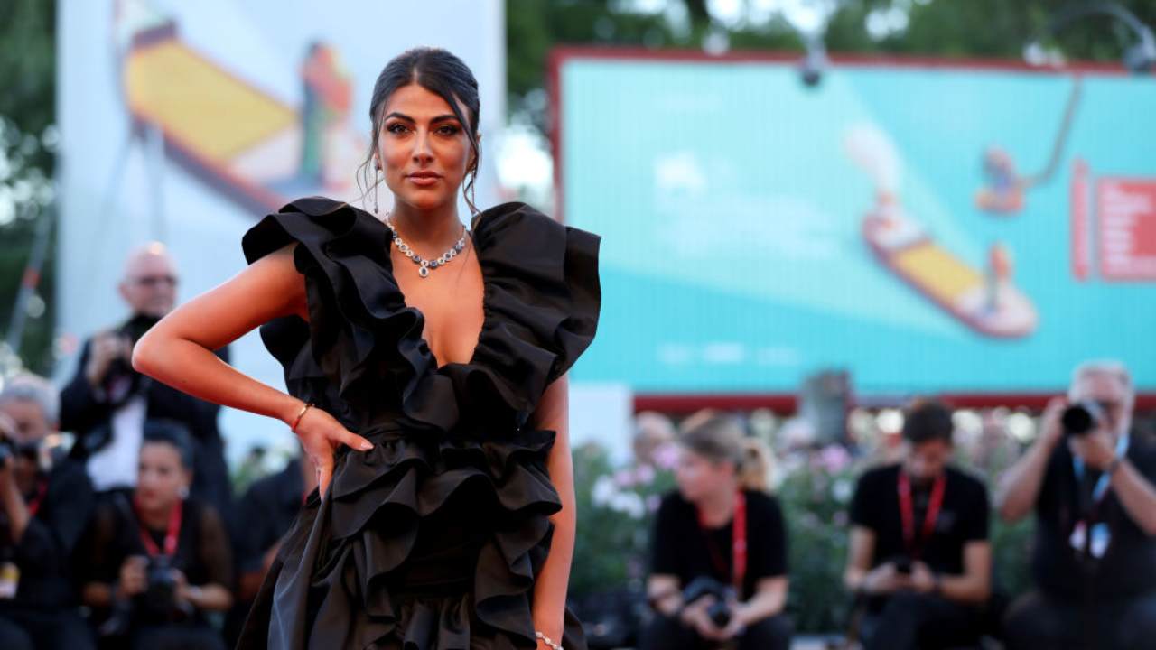 Giulia Salemi in posa a Venezia sul red carpet