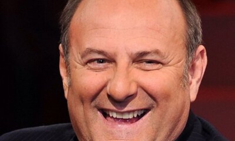 Gerry Scotti sorridente davanti le telecamere