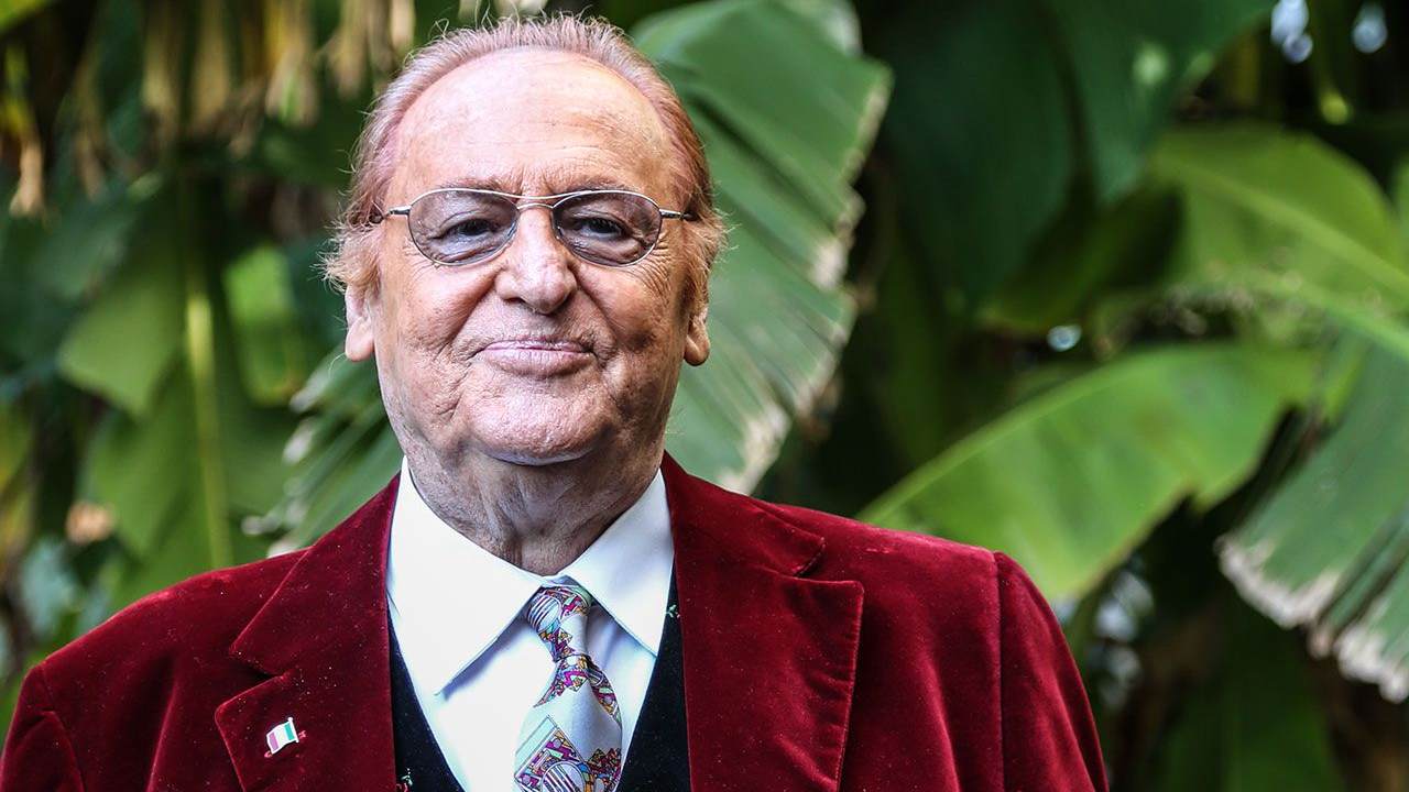 Renzo Arbore sorride