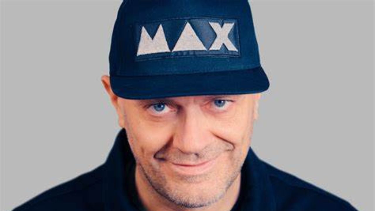Max Pezzali cappello blu