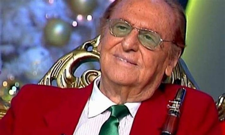 Renzo Arbore sorride occhiali verdi