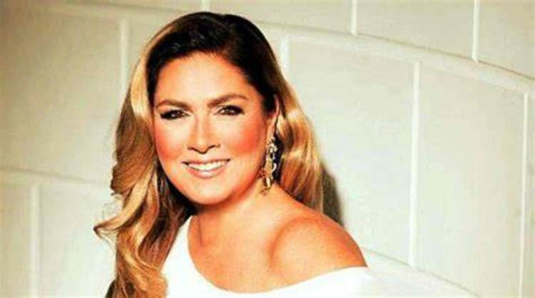 Romina Power bianco sorride 