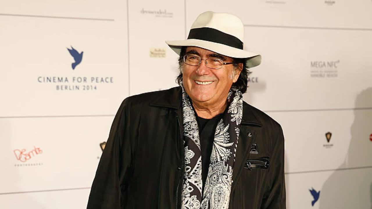 Al Bano Carrisi sorridente davanti i fotografi