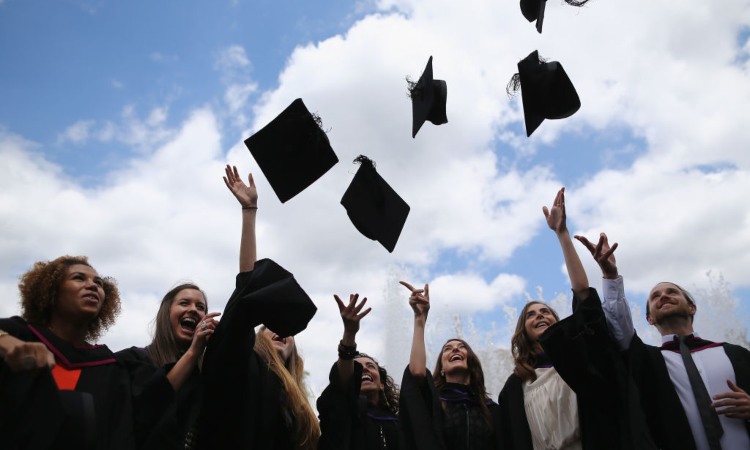 Alcuni studenti festeggiano la laurea