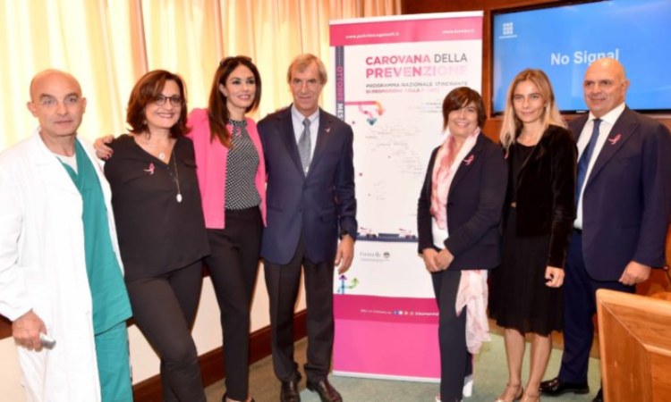 Maria Grazia Cucinotta con l'associazione di prevenzione per i tumori al seno