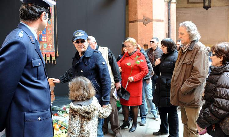 Dodi Battaglia fotografato mentre fa una fila