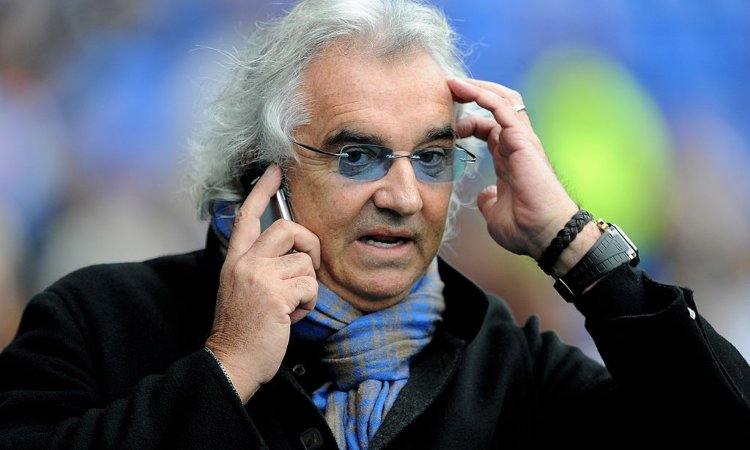 Briatore col telefono cellulare