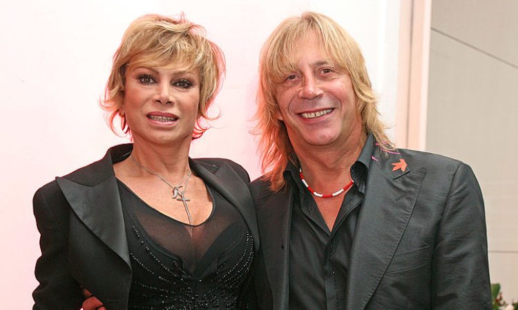 Carmen Russo e Enzo Paolo Turchi sorridenti