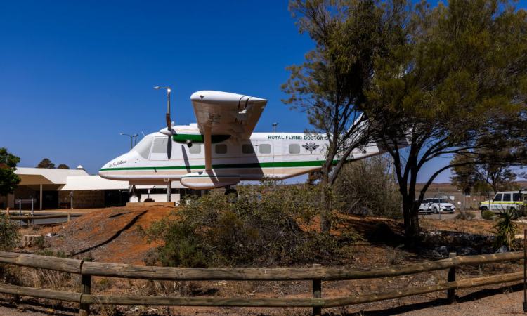 Un aeroplano visto da un lato