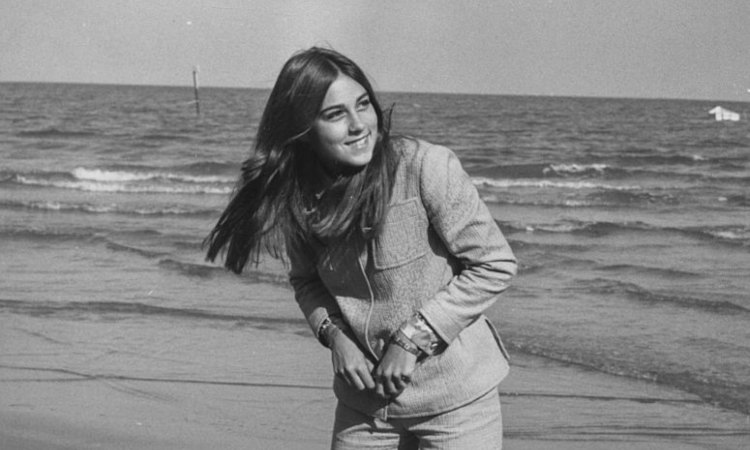 Romina Power fotografata a mare