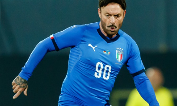 Totò Schillaci impegnato in un'azione di gioco durante una partita di calcio