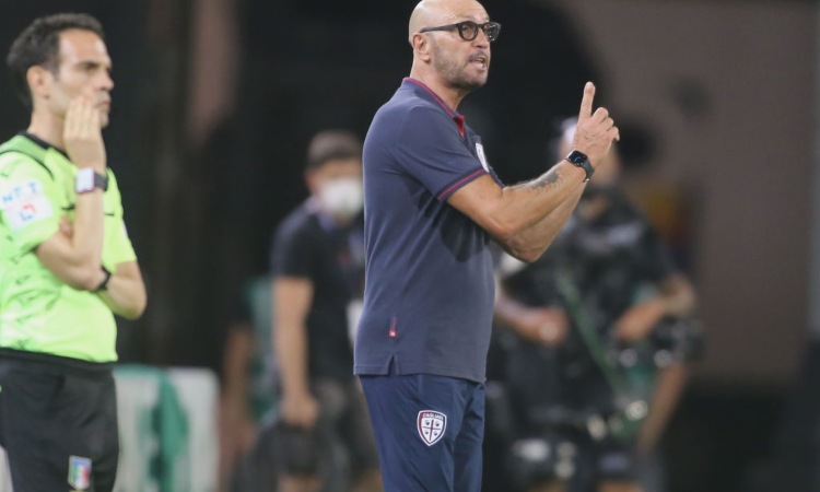 Walter Zenga mentre da dei consigli alla squadra che allena