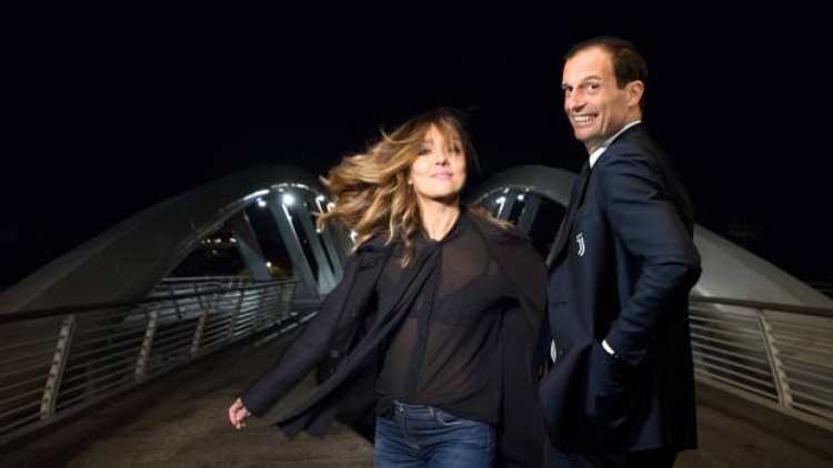 Ambra e allegri sorridono 