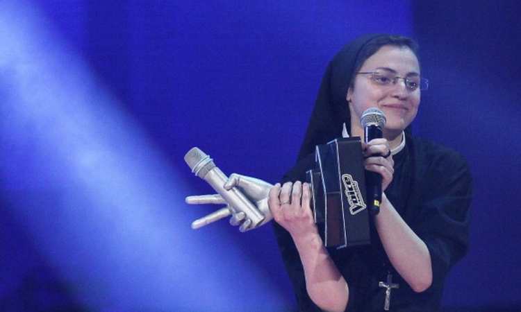Suor Cristina sfondo blu