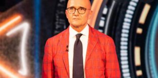 Alfonso Signorini con una giacca rossa
