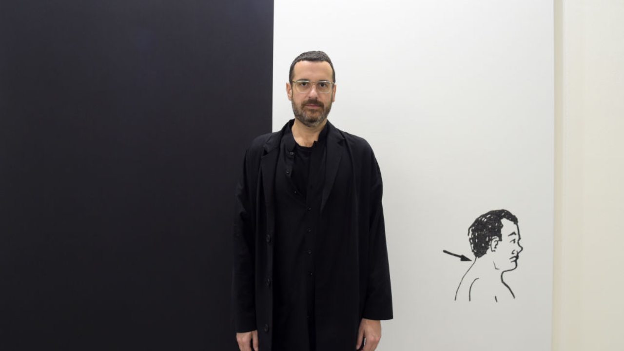 Costantino della gherardesca con un disegno al suo fianco