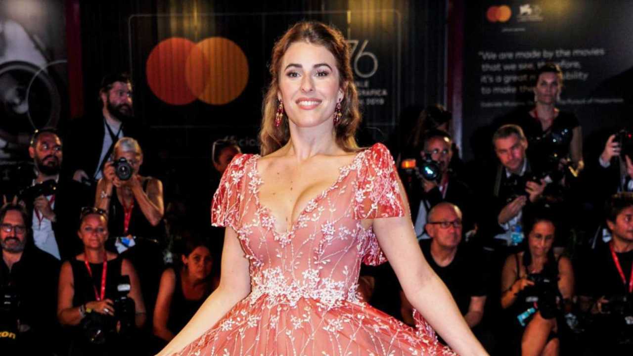 Diana Del Bufalo con abito da sera rosa