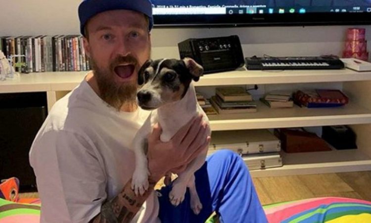 Francesco Facchinetti mentre gioca col suo cane