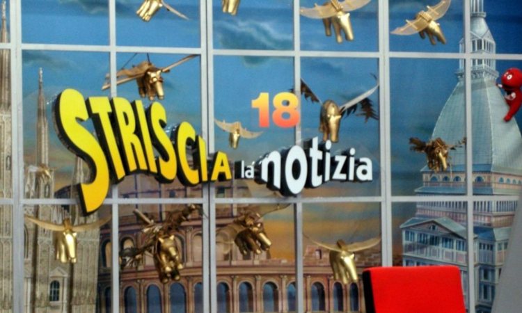 La scritta del programma 'Striscia la notizia'