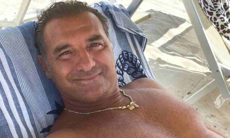 Lorenzo Amoruso su una spiaggia