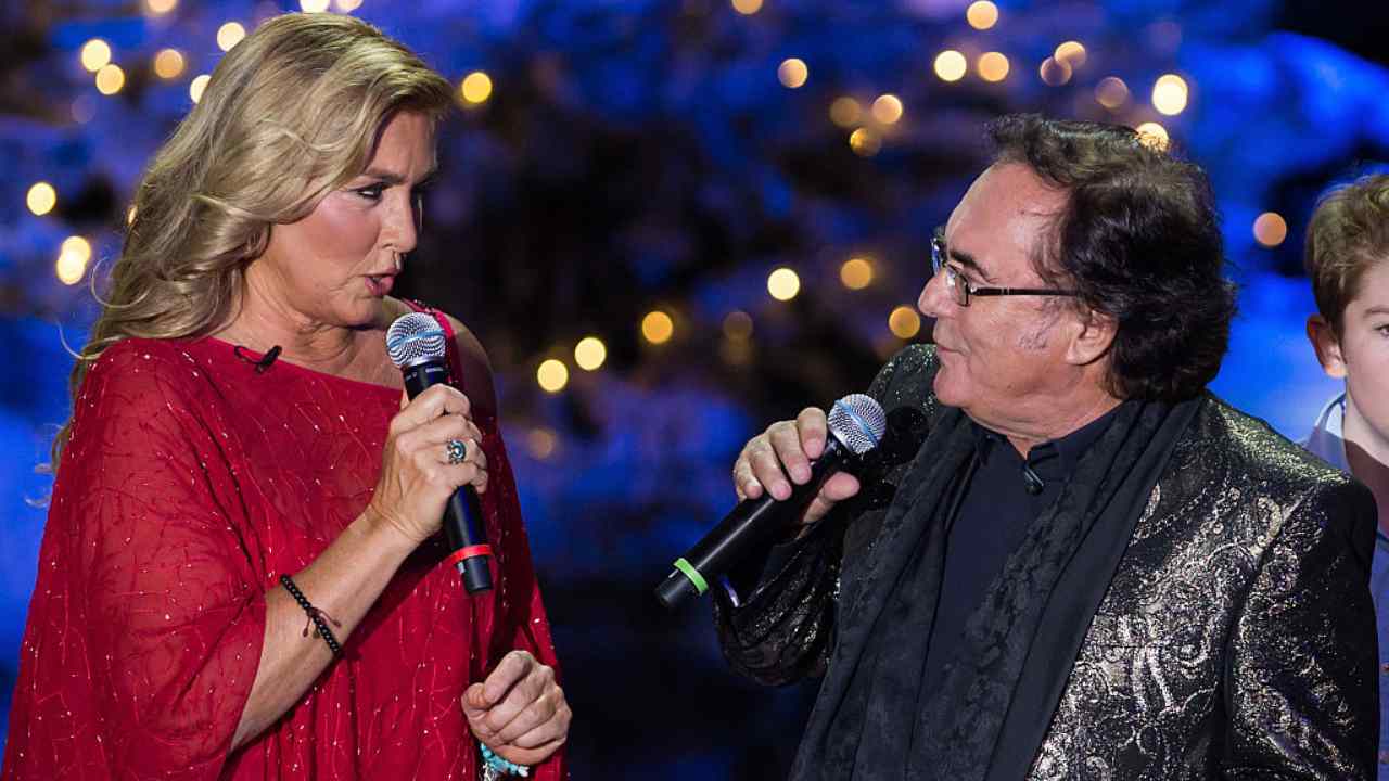 Albano e Romina mentre cantano guardandosi negli occhi