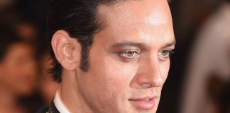 Gabriel Garko mentre fissa in avanti