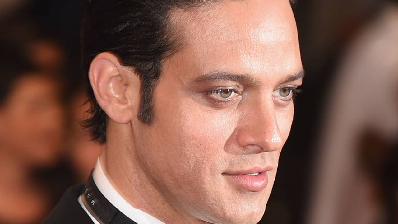 Gabriel Garko mentre fissa in avanti