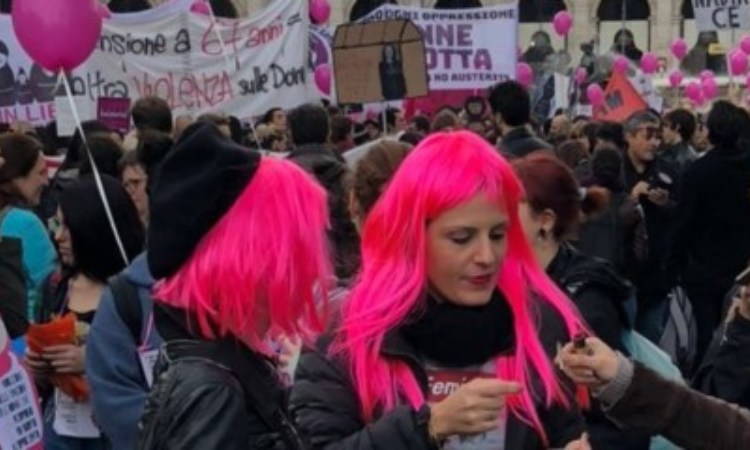 Alcune persone manifestano contro la violenza sulle donne