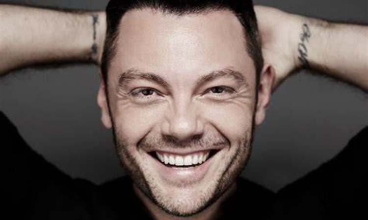 Tiziano Ferro sorride 