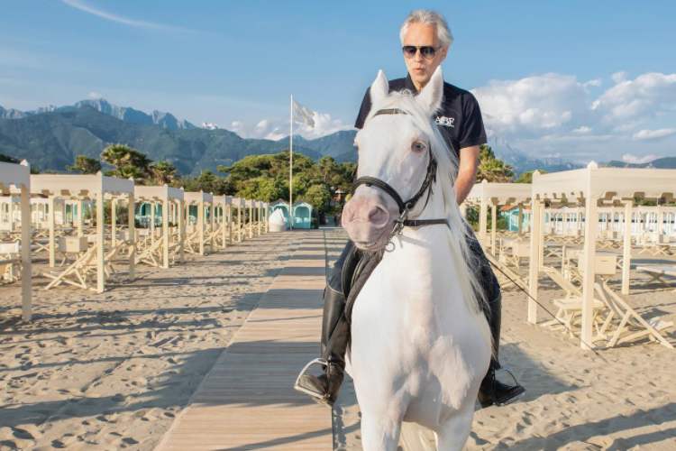 andrea bocelli a cavallo caduto